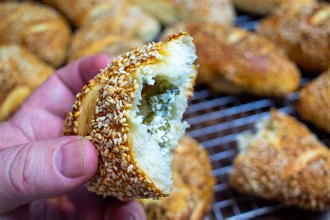 Simit pogača in ajran za zajtrk