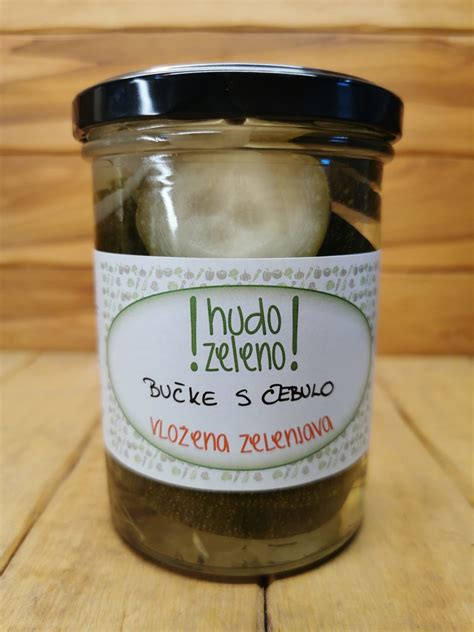 Različne vrste vložene zelenjave v kozarcih