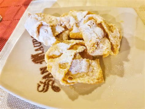 Fotografija krožnika s sveže pripravljenimi fritulami in kroštulami