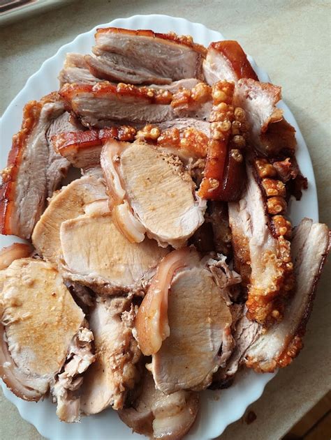 fotografija sočne svinjske pečenke, ki se že reže