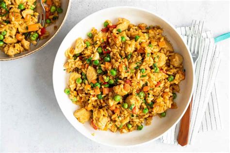 Pripravljena jed gratiniranih testenin s piščancem in zelenjavo