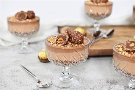 Fotografija sladice Ferrero Rocher v kozarcu