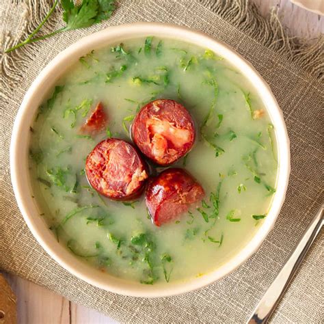 Skleda portugalske juhe Caldo Verde, z izrazito zelenim odtenkom