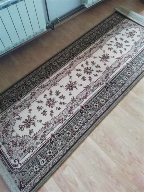 Tekač s pordelim obrazom in potenjem med tekom poleti