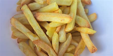 Narezani pomfri iz polente, pripravljeni za peko.