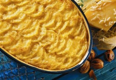 Popečeni kvadratki polente s stopljenim sirom in vejico rožmarina.