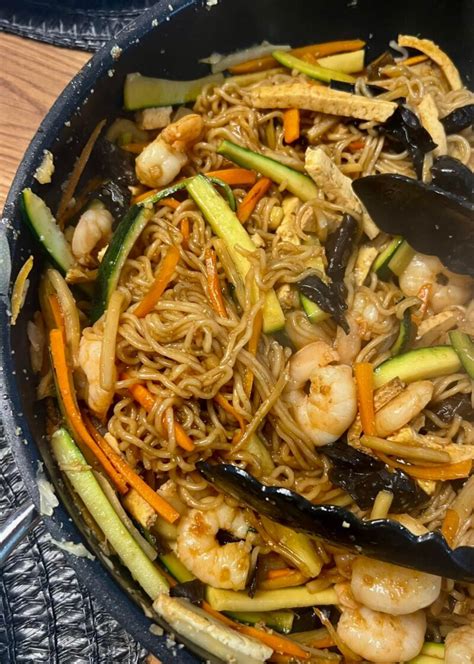 Ilustracija različnih vrst rezancev (jajčni, riževi, ajdovi, stekleni)