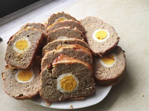 Prikaz postopka oblikovanja Štefani pečenke okoli kuhanih jajc