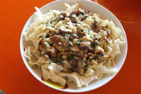 Pripravljeni rezanci, ki se mešajo z gobovo omako