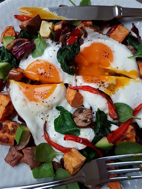 Fotografija: Barvito postrežen bibimbap v skledi z jajcem na vrhu