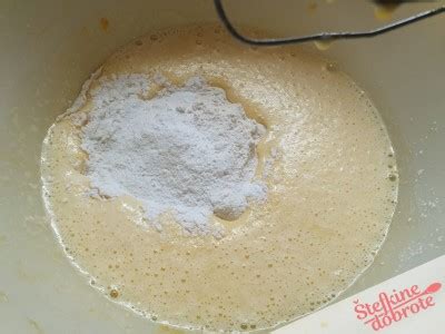 Ilustracija sestavin za janeževe upognjence: jajca, sladkor, moka, janeževa semena