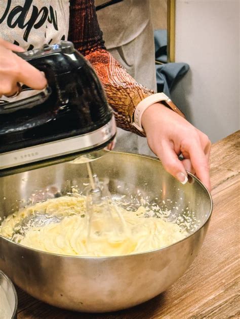 Možnost: Fotografija penasto umešane jajčne mase s sladkorjem