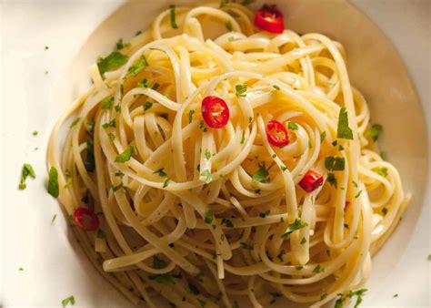 Tematska fotografija: testenine Aglio, Olio e Peperoncino s česnom, peteršiljem in čilijem