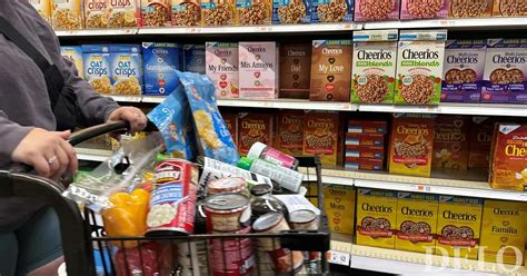 Fotografija visoko predelanih živil v supermarketu