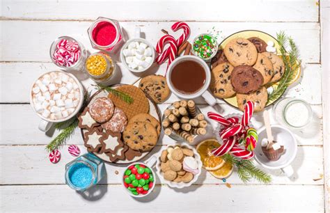 Dekorirana miza z različnimi dodatki za vročo čokolado na zabavi