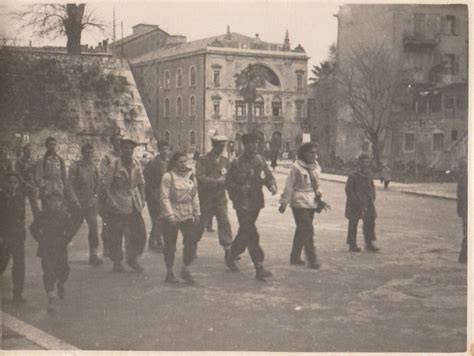 Stara fotografija slovenskih duhovnikov ali prizorišče bratomorne vojne