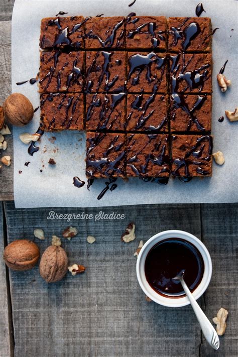 Tematska fotografija orehovo čokoladne pite s prelivom