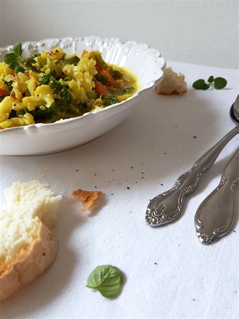 Ilustracija cvetače z različnimi zelenjavnimi sorodniki.