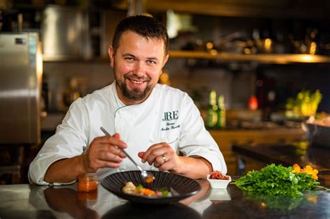 Chef Marko Pavčnik med pripravo jedi v kuhinji