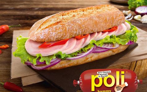 Fotografija narezane Poli Hammy piščančje šunke na krožniku z zelenjavo