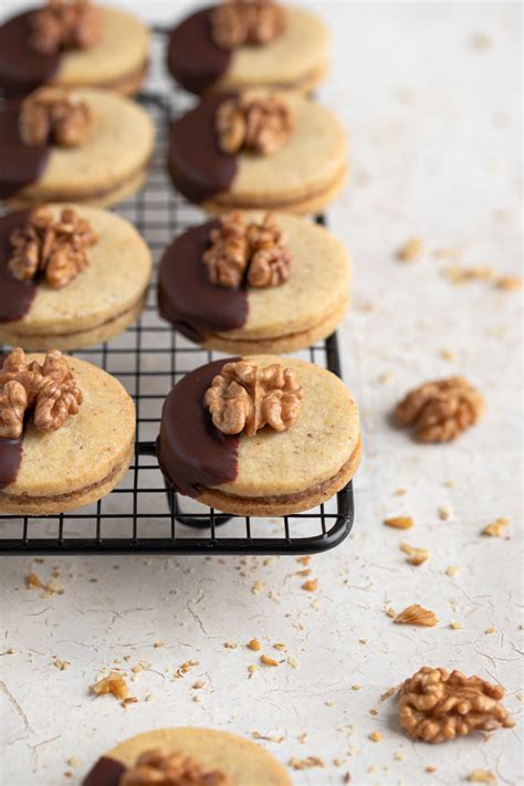 shema sestavljanja plasti peciva s piškoti in pudingom