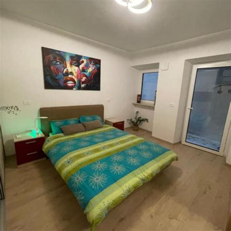 Soba ali apartma v Češnjevem Gaju, ki prikazuje opremo in udobje