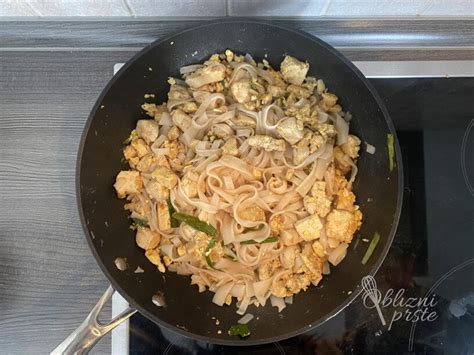 Prikaz različnih sestavin za Pad Thai omako