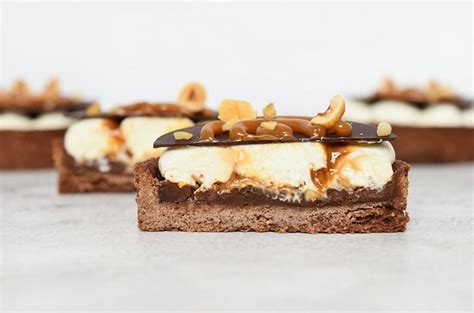 Ilustracija postopka polnjenja čokoladnih krofkov s kremo in karamelo.