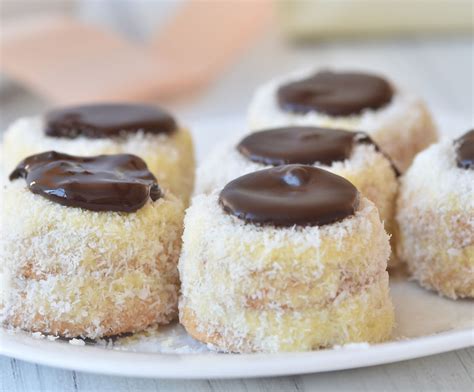 Prikaz okrašenih kokosovih ameriških krofov z belo čokolado, kokosom in raffaello kremo.