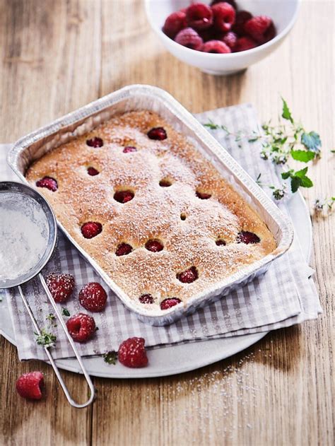 Ingredients for quark cake: low-fat quark, eggs, sugar, raspberries