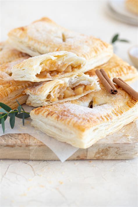 fotografija sveže pečene bučne pite z lističi bazilike