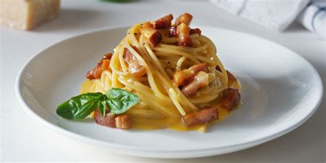Tematska fotografija: testenine Carbonara s hrustljavo slanino in jajčnim rumenjakom