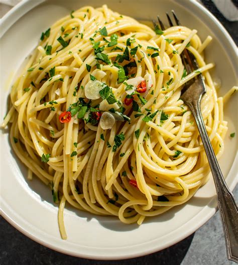 Tematska fotografija: testenine aglio e olio s čilijem, česnom in peteršiljem