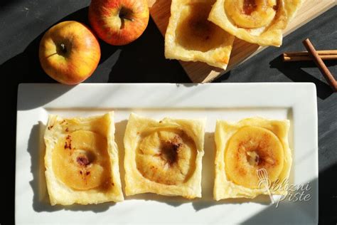 Fotografija pečene jabolčne pite, ki se kadi