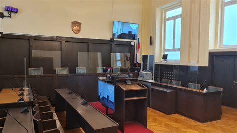 sodna dvorana ali sodnik s kladivcem