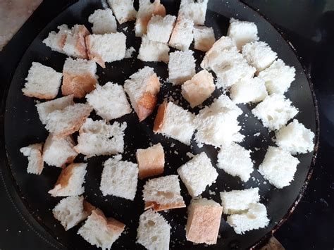 Zlato rumene pražene kruhove kocke