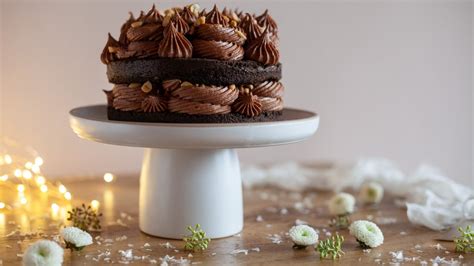 Pripravljena božična čokoladna torta z okraski