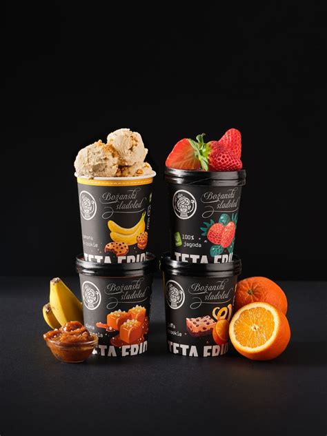 Slika različnih sadnih in mlečnih sladoledov v vitrini.