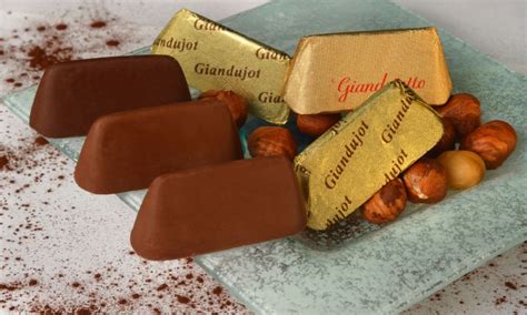 Fotografija tradicionalnih italijanskih čokoladnih specialitet (gianduiotti, cremini)