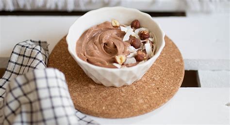 Ilustracija vseh potrebnih sestavin za domač puding (mleko, jajca, škrob, začimbe)