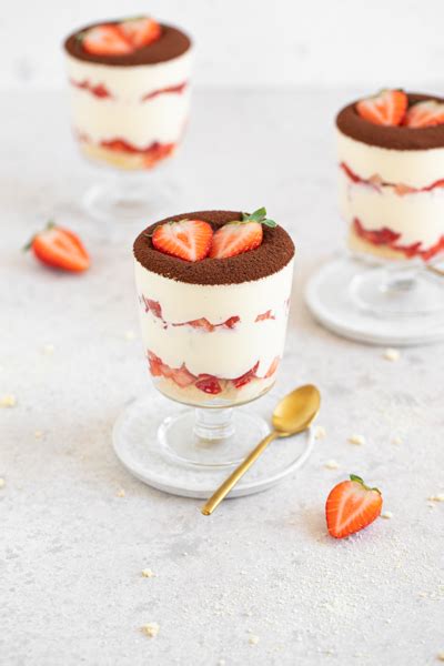 Jagodni tiramisu v kozarcu s kavo in rumom
