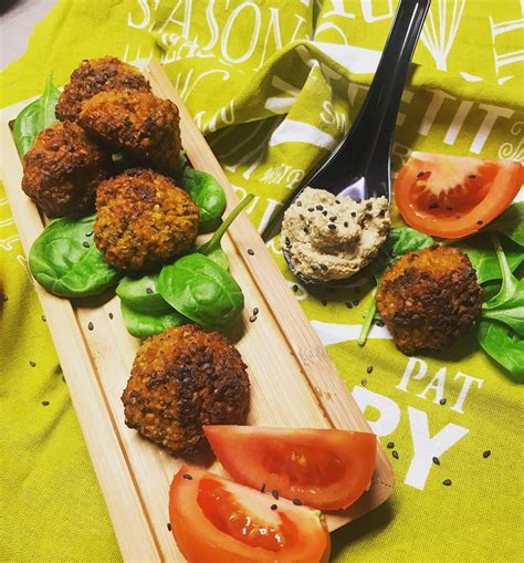 Falafel iz korenčka s cvetačnim tabulejem