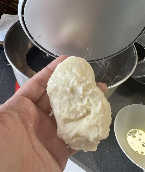 priprava kvašenega testa v skledi kuhinjskega robota