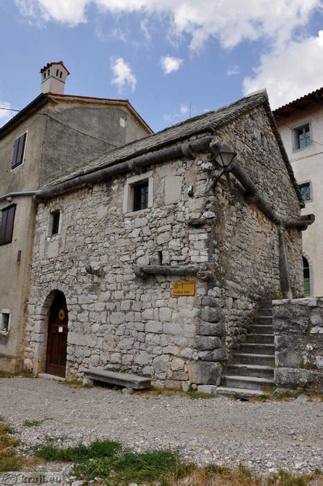 Domačija Šajna v Šepuljah, tradicionalna kraška hiša z borjačem in mizo pod murvo