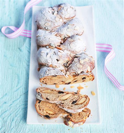 Tematsko fotografijo božičnega kruha Stollen, posutega s sladkorjem v prahu