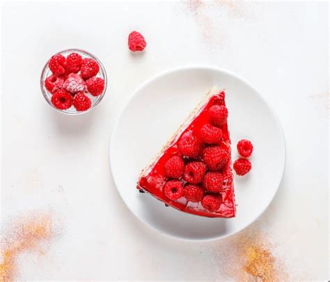 LCHF torta s skutino kremo in malinami