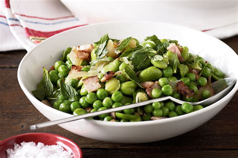 Infographic comparing the growth and support needs of beans, peas, and broad beans