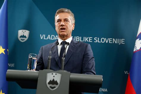 Fotografija oglarja, ki preverja dimnice na kipi