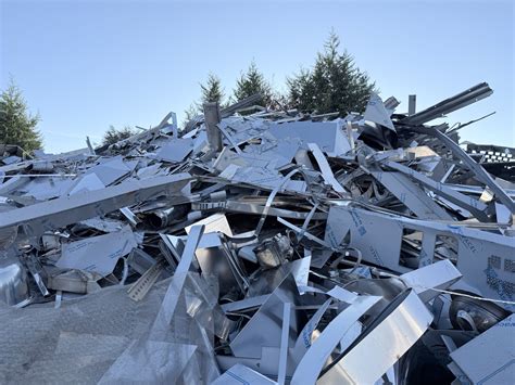 Infografika primerjave različnih materialov za posodo (nerjaveče jeklo, aluminij, baker, litoželezo, emajl)