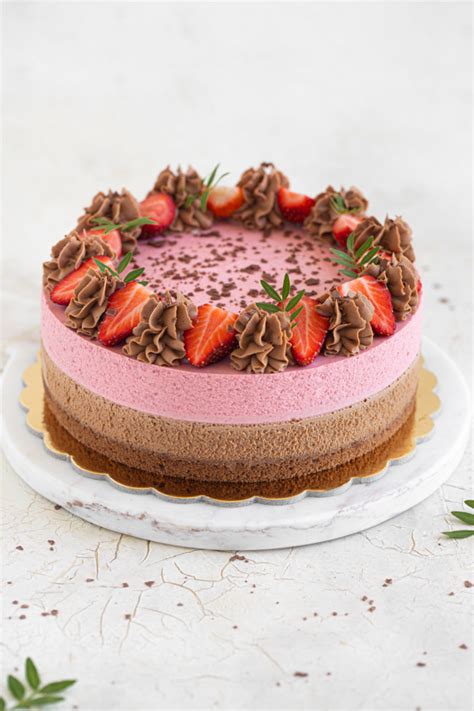 Fotografija apetične torte Čuri Muri, okrašene z jagodami in čokolado